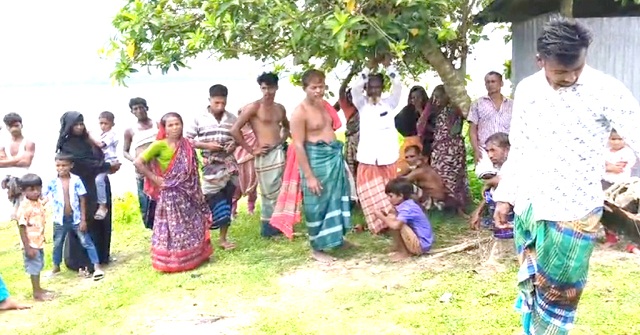 মুলাদীতে জেলেসহ নৌকা ডুবিয়ে দিল নৌ পুলিশ,  বিক্ষোভ