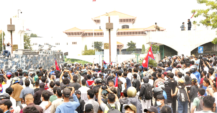 নেপালে ছাত্র-জনতার বিক্ষোভে পুলিশের গুলি, নিহত ১