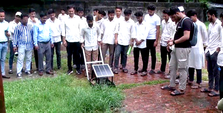 সোলারে চলা ঘাস কাটার মেশিন উদ্ভাবন করলেন বরিশাল পলিটেকনিক শিক্ষার্থীরা