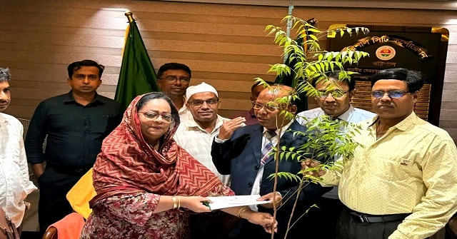 বিসিসি প্রশাসক শিরীনের কাছে ৫০০০ গাছের চারা হস্তান্তর