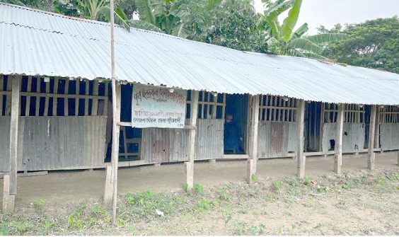 বাউফলে পাঁচ শিক্ষার্থীর বিপরীতে শিক্ষক-কর্মচারী ১৭ জন