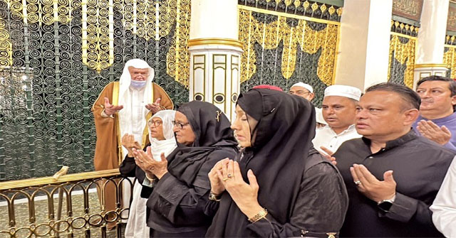 মহানবী হজরত মুহাম্মদ (সা.)-এর রওজা মোবারক জিয়ারত করলেন প্রধানমন্ত্রী 