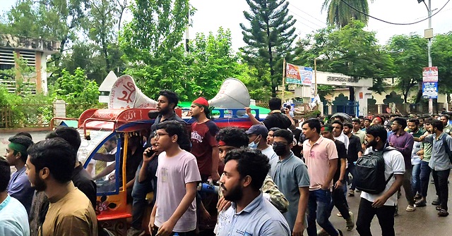  ভাঙচুর-লুটপাটের বিরুদ্ধে বরিশালে শিক্ষার্থীদের বিক্ষোভ