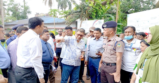 হঠাৎ বরিশালে হাসপাতাল পরিদর্শনে স্বাস্থ্যমন্ত্রী, কর্মচারীকে বরখাস্ত