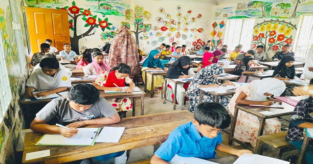  মেহেন্দিগঞ্জে ষষ্ঠ শ্রেণীর শিক্ষার্থীদের পঞ্চম শ্রেণীর পরীক্ষা, অভিভাবকদের ক্ষোভ