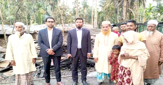 মঠবাড়িয়ায় অগ্নিকান্ডে ক্ষতিগ্রস্থ পরিবারকে আর্থিক সহায়তা প্রদান