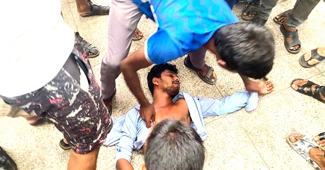 বরিশালে দুই বাস শ্রমিককে মারধর, সড়ক অবরোধ করে বিক্ষোভ 