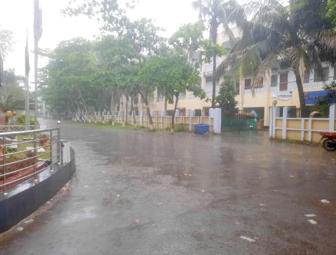 তীব্র গরমের পর পিরোজপুরে স্বস্তির বৃষ্টি