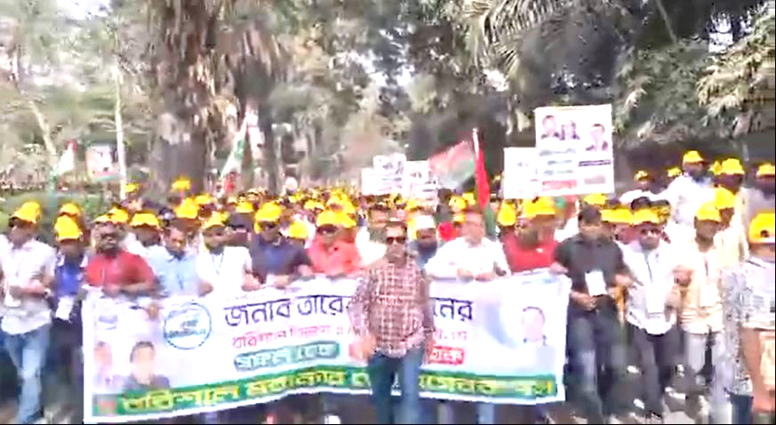 বরিশ‍ালে নির্বাচনী জনসভায় স্বেচ্ছাসেবক দল নেতা মঞ্জু’র নেতৃত্বে শত শত নেতাকর্মী যোগ দেন 