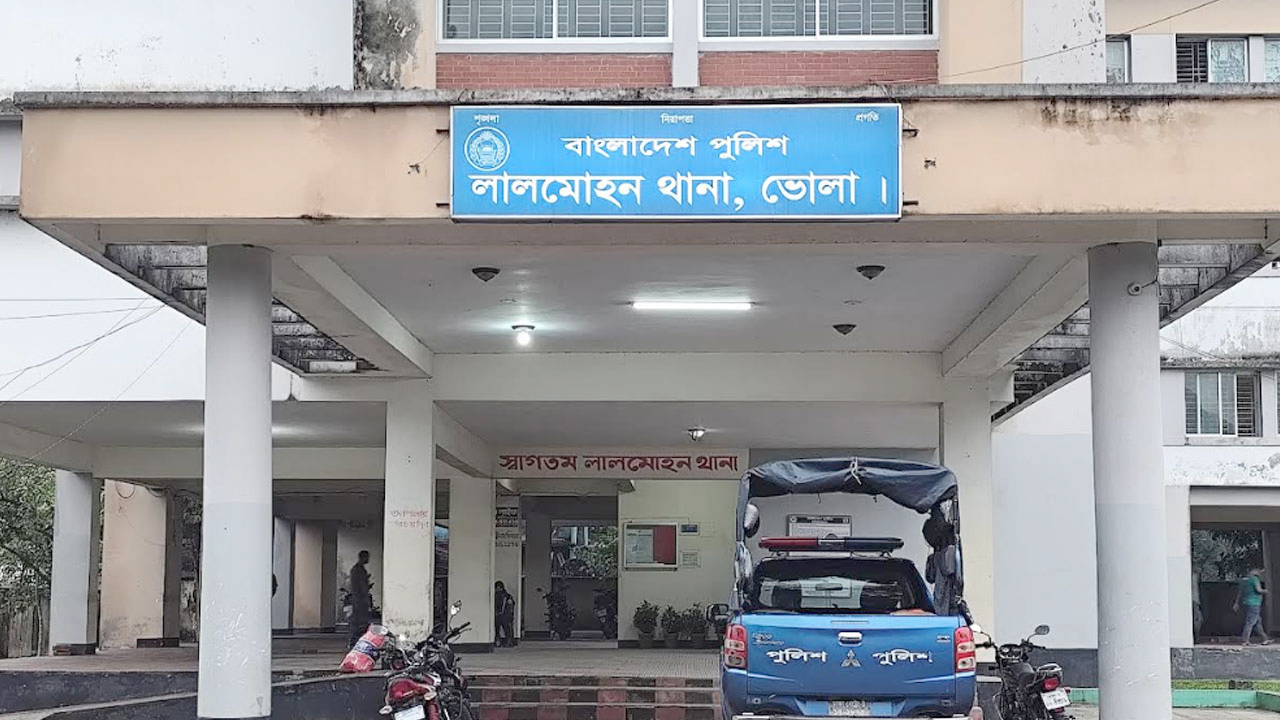 লালমোহনে ঘরে ঢুকে নারীকে কুপিয়ে হত্যা, দুইজন অচেতন অবস্থায় উদ্ধার