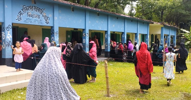 বরিশালের কেন্দ্রগুলোতে বাড়ছে নারী ভোটার উপস্থিতি