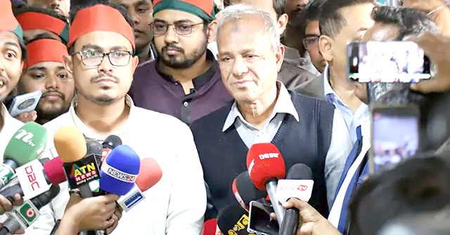  স্বরাষ্ট্র উপদেষ্টার পাশে দাঁড়িয়েই তার পদত্যাগ চাইলেন সাদিক কায়েম