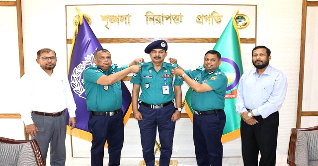 অতিরিক্ত পুলিশ সুপার পদে পদোন্নতিপ্রাপ্ত কর্মকর্তাকে র‍্যাংক ব্যাজ পরালেন বিএমপি কমিশনার