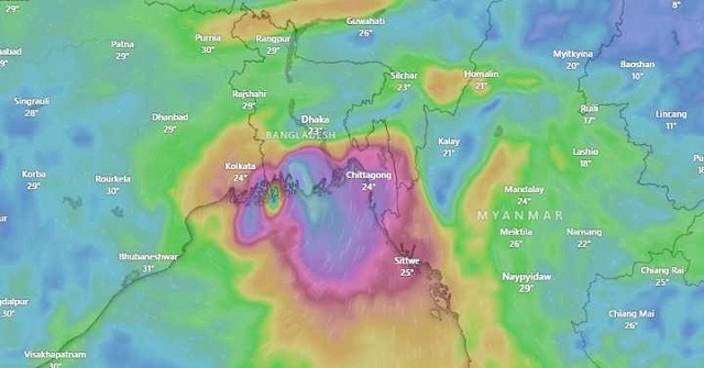 উপকূলে আঘাত হেনেছে মিধিলি, সন্ধ্যায় স্থলভাগে উঠে আসবে