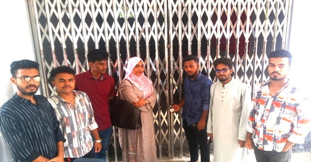 বরিশাল সিভিল সার্জন কার্যালয়ে তালা, ডা. মনিরুজ্জামানকে স্ট্যান্ড রিলিজ