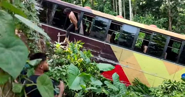 বাকেরগঞ্জে ঢাকাগামী পরিবহন খাদে পড়ে ২০ যাত্রী আহত 