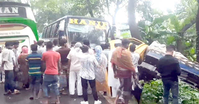 ঢাকা-বরিশাল মহাসড়কে বাস-ট্রাকের ত্রিমুখী সংঘর্ষ