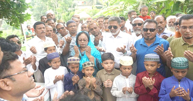 নগরীর ২৩ নম্বর ওয়ার্ডে রাস্তা ও প্যালাসাইডিং নির্মাণ কাজের উদ্বোধন