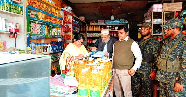 বরিশালে টিসিবির তেল বাইরে বিক্রির চেষ্টা, ডিলারকে জরিমানা