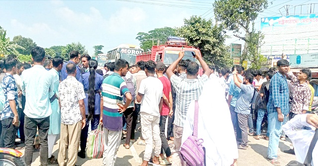 ময়লার ভাগারকে কেন্দ্র করে গৌরনদীতে মহাসড়কে অবরোধ 