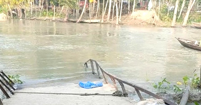বরিশালে ট্রলারের ধাক্কায় ব্রিজ ভেঙে খালে, যোগাযোগ বিচ্ছিন্ন