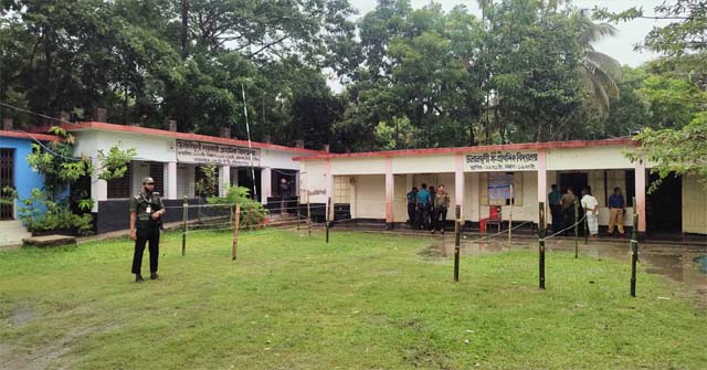 বরিশালের দুই উপজেলায় ভোটগ্রহণ চলছে, উপস্থিতি কম
