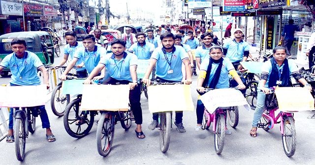 প্রশাসনের ধাওয়ায় ভোলার ফেরিঘাটে ৩ যাত্রী নদীতে