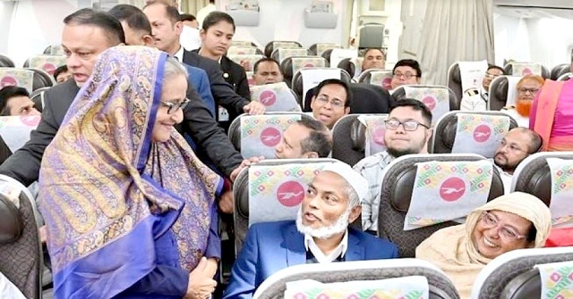 প্রধানমন্ত্রীর কুশল বিনিময়ে অভিভূত বিমানের যাত্রীরা