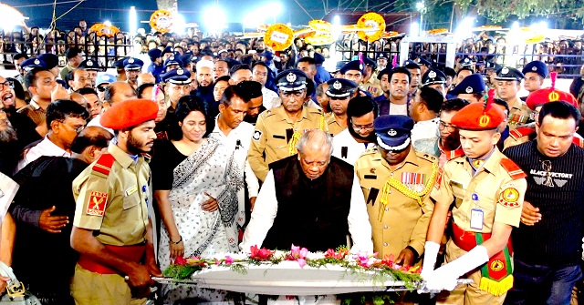 একুশের প্রথম প্রহরে ঝালকাঠিতে শহীদ মিনারে মানুষের ঢল