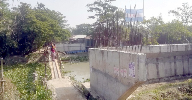 মঠবাড়িয়ায় ব্রিজের নকশা জটিলতায় দুই বছর ধরে কাজ বন্ধ