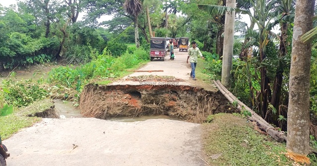 মঠবাড়িয়ায়-মিরুখালী সড়কে ভয়াবহ ভাঙন, যোগাযোগ বিচ্ছিন্ন