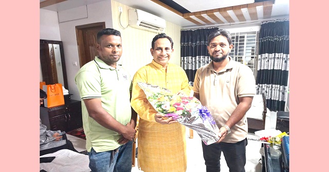 কালবেলার সম্পাদককে ফুলেল শুভেচ্ছা