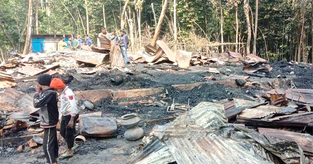 পিরোজপুরে দুর্বৃত্তদের আগুনে পুড়ল ৩ বসতঘর