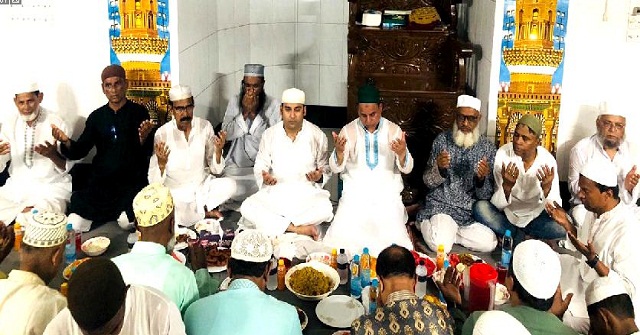  আগৈলঝাড়ায় সাধারণ মুসুল্লীদের ইফতারে অংশ নিলেন আশিক আবদুল্লাহ্