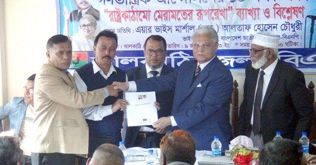 মঠবাড়িয়ায় বুদ্ধি প্রতিবন্ধি কিশোরকে পরিবারের কাছে ফিরিয়ে দিল পুলিশ