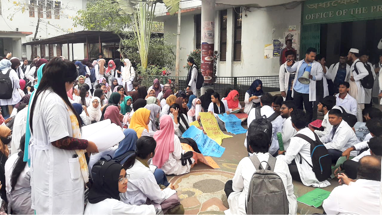  প্রধানমন্ত্রীর উপহারের ঘর নির্মাণের মূল নকশা পরিবর্তন করে অর্থ আত্মসাত