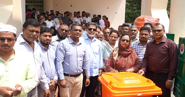 বিসিসিতে অপারেশন বক্স ভ্যান, ডাস্টবিন ও পরিচ্ছন্নতা উপকরণ হস্তান্তর 
