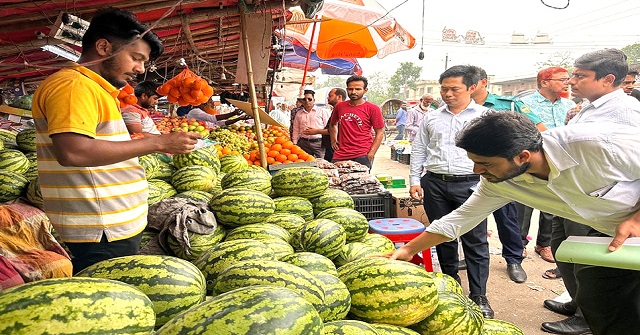  বরিশালে অধিক মূল্যে তরমুজসহ বিভিন্ন পণ্য বিক্রির অপরাধে জরিমানা 