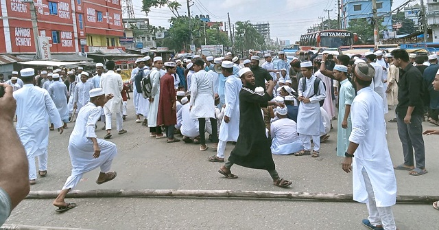  মাদরাসার ভারপ্রাপ্ত অধ্যক্ষের অপসারণ দাবিতে বরিশালে সড়ক অবরোধ