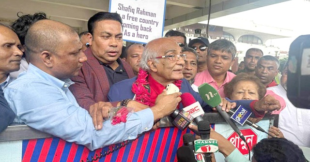  দেশে ফিরে শফিক রেহমান বললেন, ‘একাত্তরে পারিনি, এবার পারলাম’