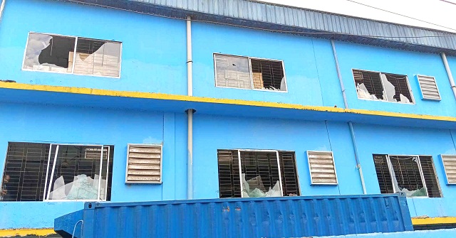 বরিশালে ফরচুন সুজের কারখানায় শ্রমিকদের ভাঙচুর, আনসারদের গুলি 