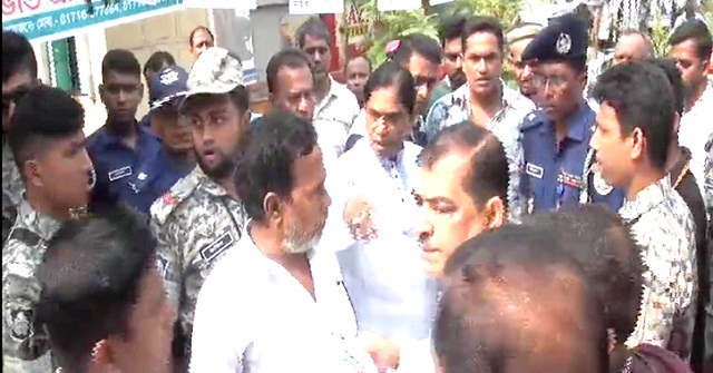  কেন্দ্রের সামনে বড় ভাইয়ের সঙ্গে বিতণ্ডায় জড়ালেন চেয়ারম্যান প্রার্থী