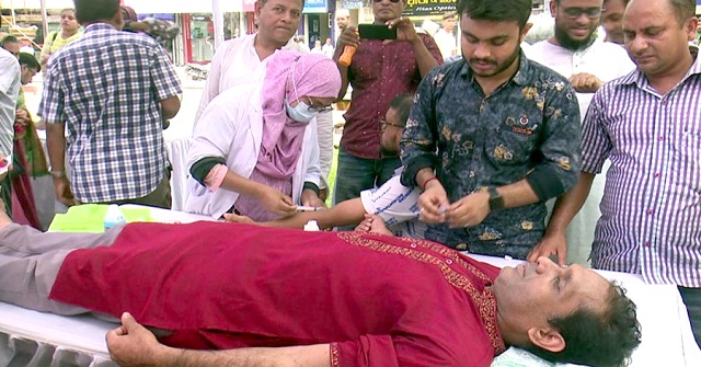 শিক্ষকদের রক্তে লেখা স্মারকলিপি পাঠানো হলো প্রধানমন্ত্রীকে