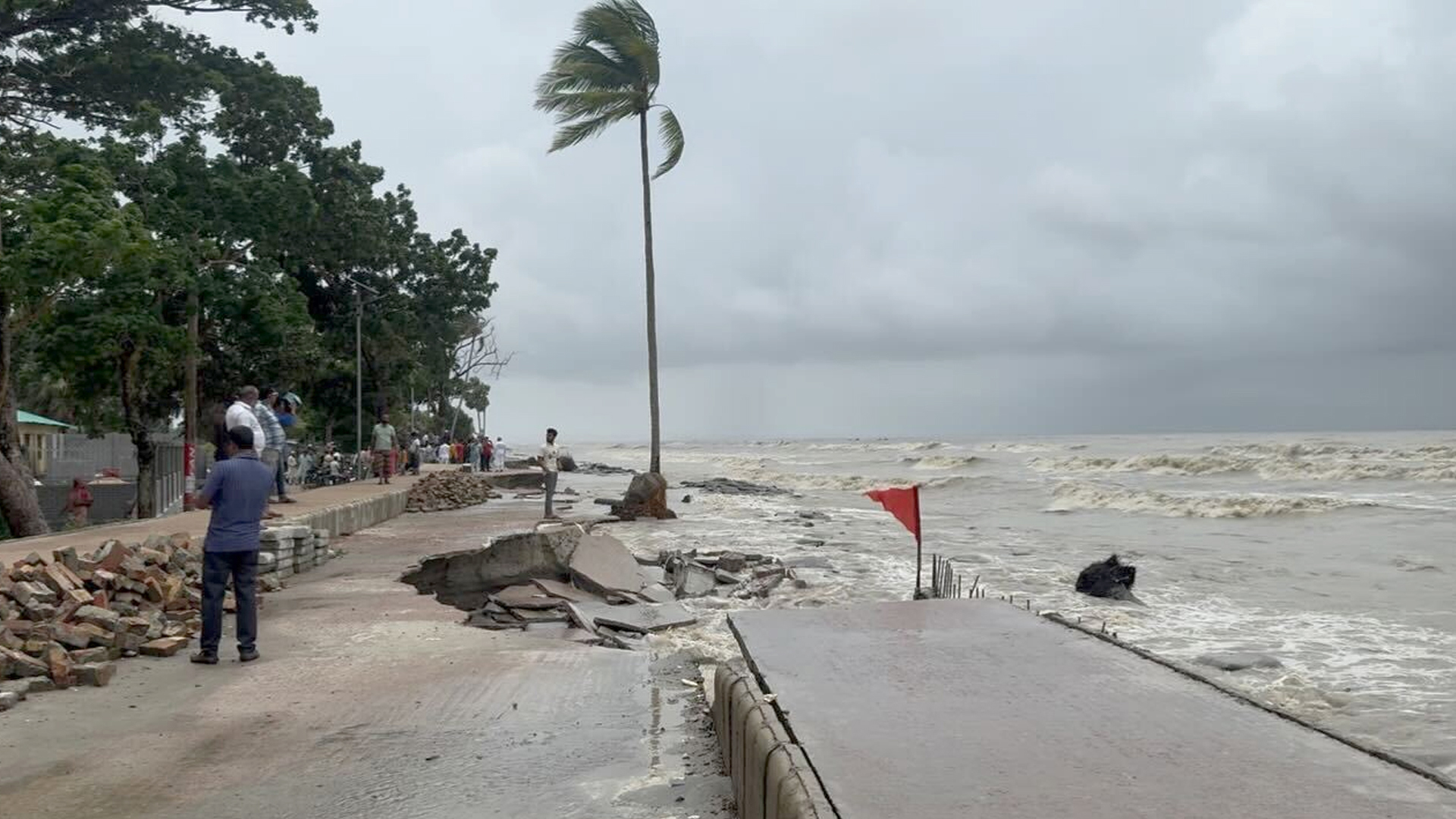 বরিশালসহ তিন বিভাগে ৬০ কিমি বেগে ঝড়, অতিবৃষ্টির শঙ্কা
