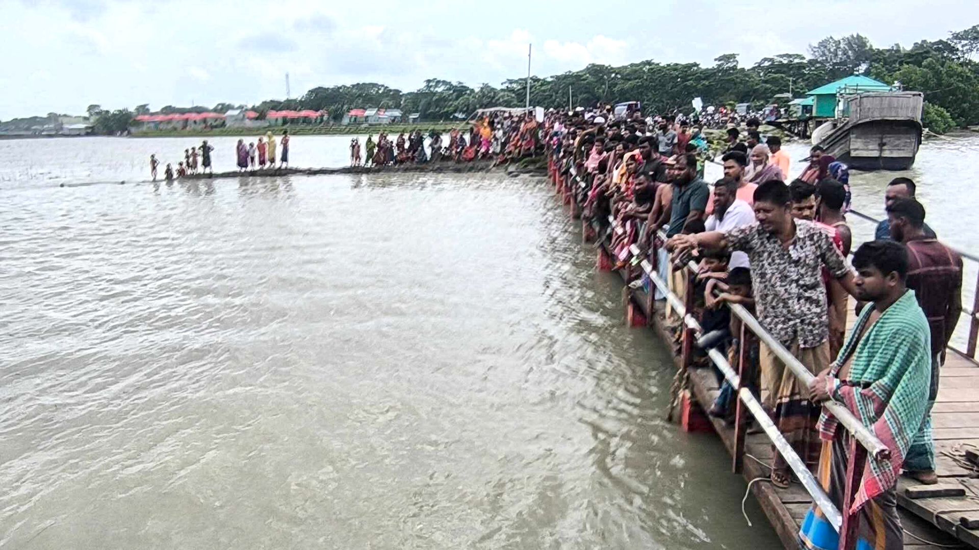 পন্টুনের ধাক্কায় ট্রলার থেকে ছিটকে নদীতে, জেলে নিখোঁজ
