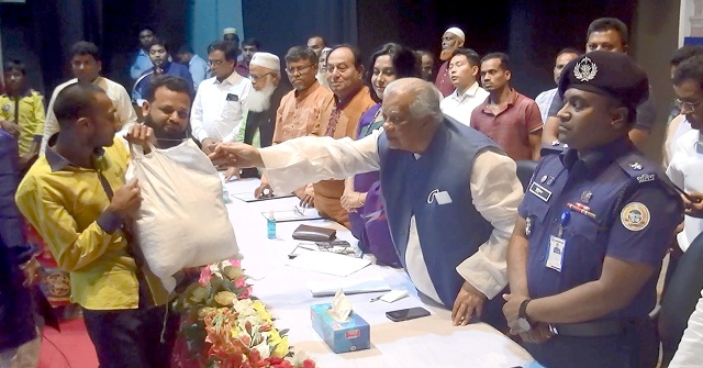 ঝালকাঠিতে প্রতিবন্ধী শিক্ষার্থীদের মাঝে ইফতার বিতরণ