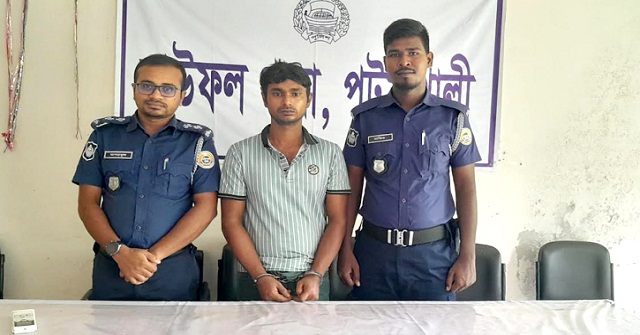 গৌরনদীতে ছদ্মবেশে ডাকাত ধরলো পুলিশ