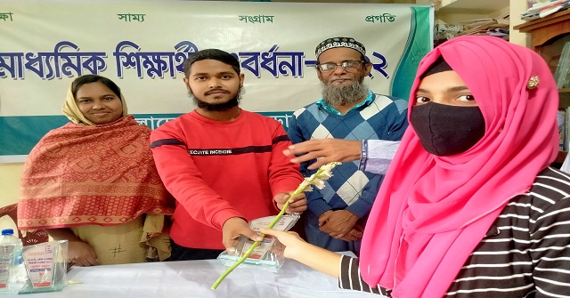 এসএসসি উত্তীর্ণ কৃতি শিক্ষার্থীদের সংবর্ধনা