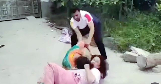 বরগুনায় প্রকাশ্যে শিক্ষক কর্তৃক শিক্ষিকা লাঞ্ছিত, শহরজুড়ে