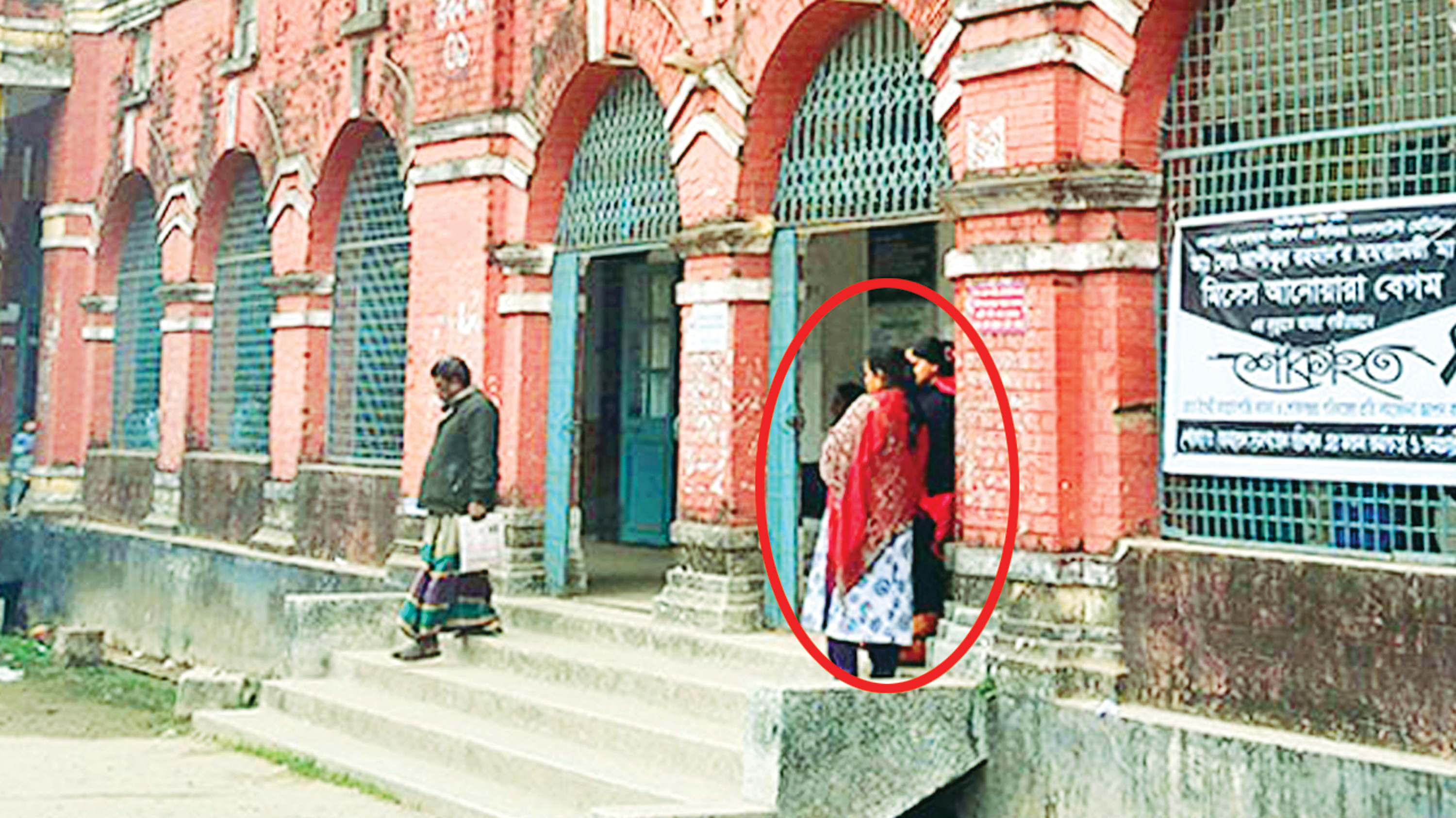 বরিশাল সদর হাসপাতালে জেঁকে বসেছে নারীচক্র